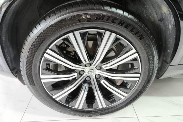 Used Volvo XC90 2022 B5 Smart Drive Luxury Edition 5 Seats Left Front Wheel Hub