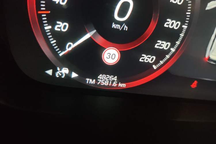 Used Volvo XC90 2022 B6 Zhiya Luxury 7-Seater Odometer Close Up