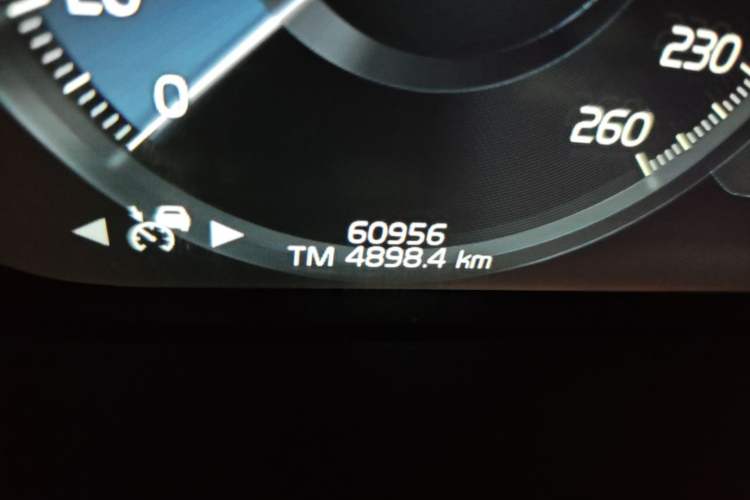 Used Volvo XC90 2022 B6 Zhiya Luxury 7-Seater Odometer Close Up