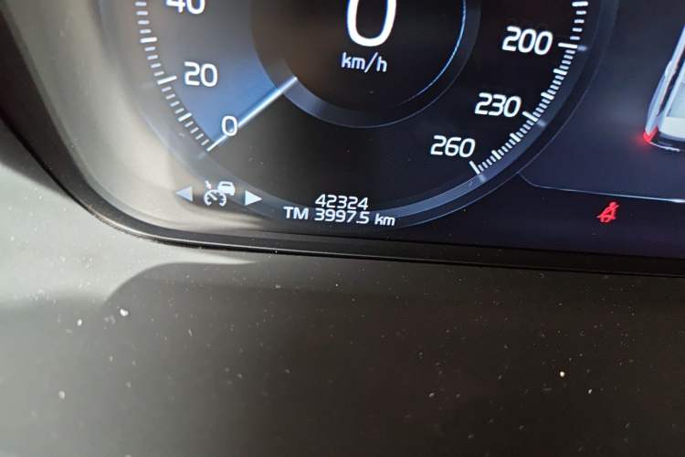 Used Volvo XC90 2022 B5 Smart Drive Luxury Edition 5 Seats Odometer Close Up