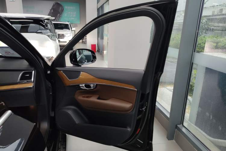 Used Volvo XC90 2022 B5 SmartDrive Luxury Edition 7 Seats Right Front Door Interior