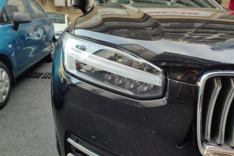Used Volvo XC90 2022 B5 Smart Drive Luxury Edition 5 Seats Right Front Headlight
