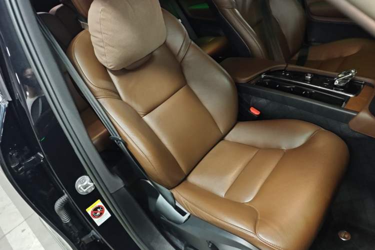 Used Volvo XC90 2022 B5 SmartDrive Luxury Edition 7 Seats Right Front Seat