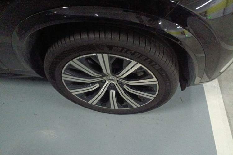 Used Volvo XC90 2022 B5 SmartDrive Luxury Edition 7 Seats Right Front Wheel Hub