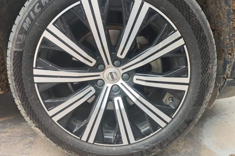 Used Volvo XC90 2022 B5 Smart Drive Luxury Edition 5 Seats Right Front Wheel Hub