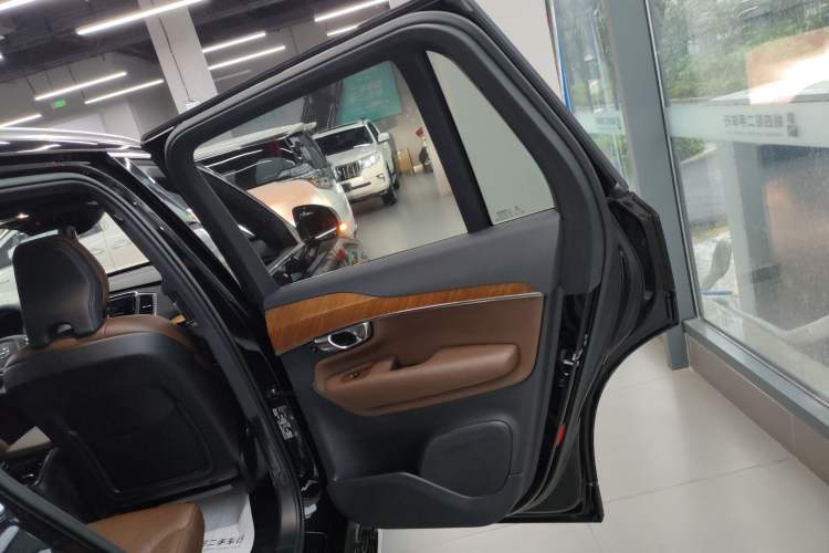 Used Volvo XC90 2022 B5 SmartDrive Luxury Edition 7 Seats Right Rear Door Interior
