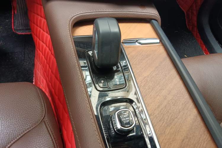 Used Volvo XC90 2022 B5 Smart Drive Luxury Edition 5 Seats Gear Lever