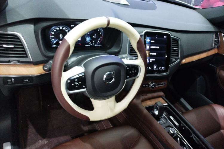 Used Volvo XC90 2022 B5 Smart Drive Luxury Edition 5 Seats Center Console