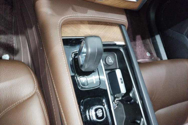 Used Volvo XC90 2022 B5 Smart Drive Luxury Edition 5 Seats Gear Lever