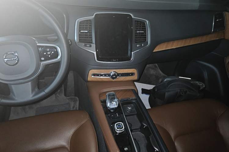 Used Volvo XC90 2023 B5 SmartDrive Luxury Edition 5 Seats Audio And AC Panel
