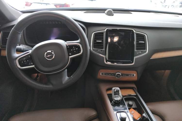 Used Volvo XC90 2023 B5 SmartDrive Luxury Edition 5 Seats Center Console