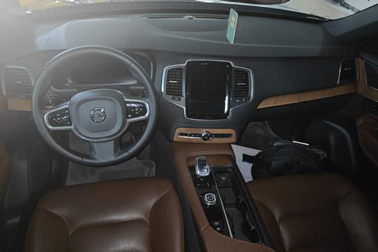Used Volvo XC90 2023 B5 SmartDrive Luxury Edition 5 Seats Center Console