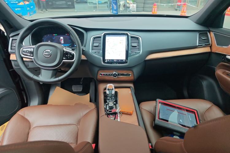 Used Volvo XC90 2023 B5 SmartDrive Luxury Edition 7 Seats Center Console