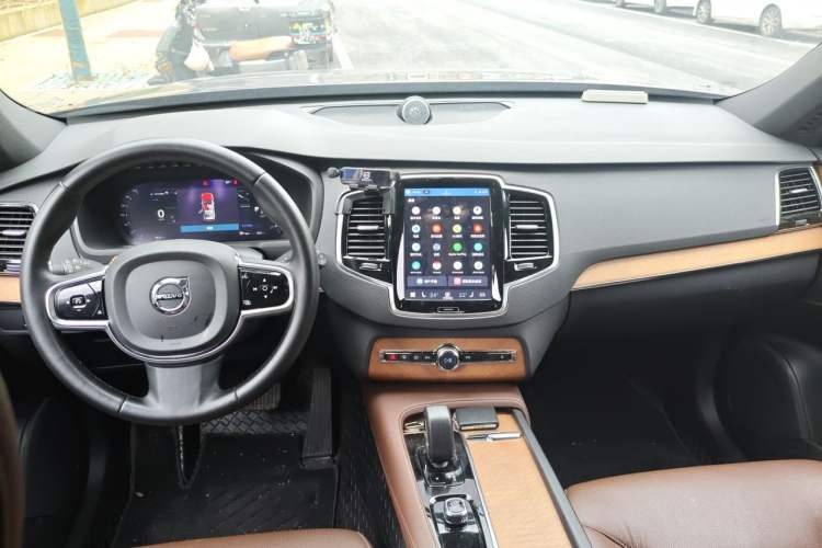 Used Volvo XC90 2023 B6 Zhiyi Luxury Edition 7-Seater Center Console