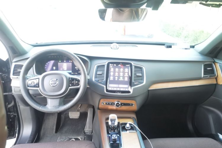 Used Volvo XC90 2023 B5 SmartDrive Luxury Edition 5 Seats Center Console