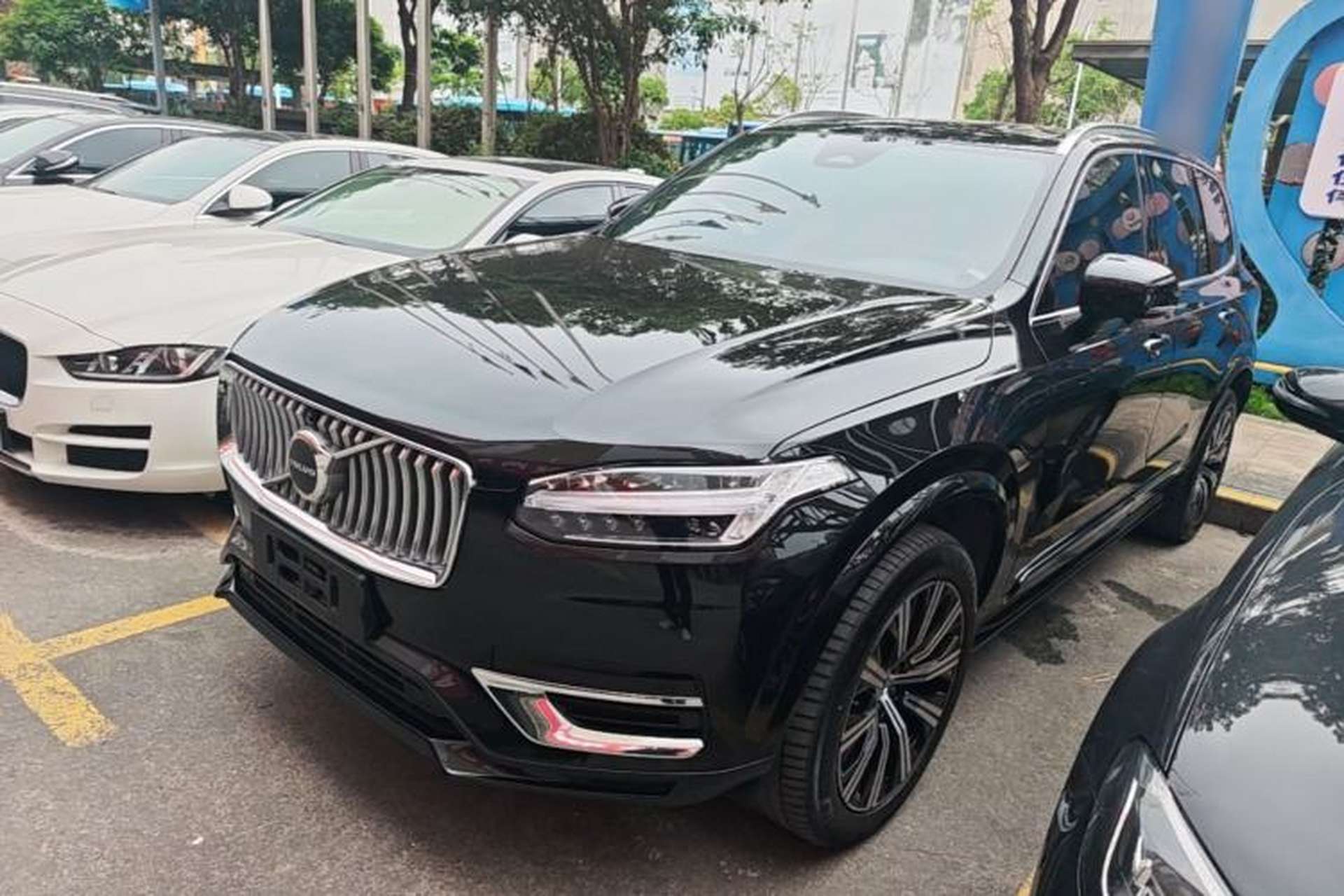 Used Volvo XC90 2023 B5 SmartDrive Luxury Edition 7 Seats Front Left 45 Deg