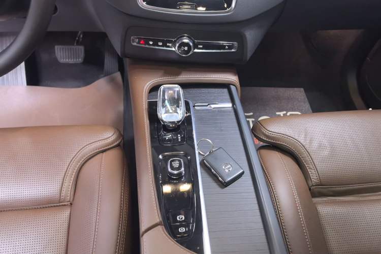 Used Volvo XC90 2023 B6 Zhiya Luxury 7-Seater Gear Lever