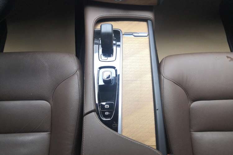 Used Volvo XC90 2023 B5 SmartDrive Luxury Edition 5 Seats Gear Lever