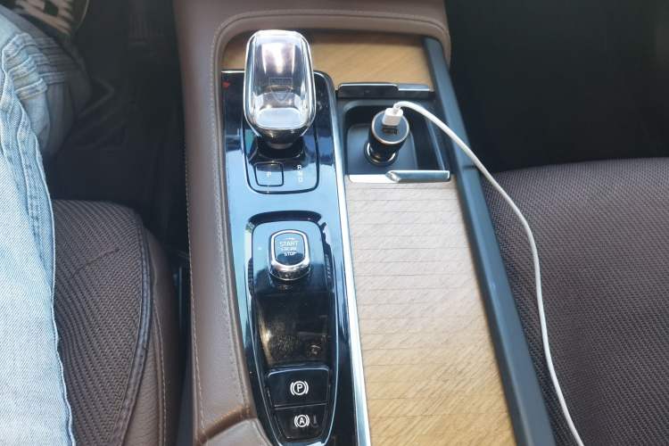 Used Volvo XC90 2023 B5 SmartDrive Luxury Edition 5 Seats Gear Lever