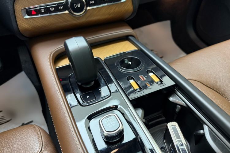 Used Volvo XC90 2023 B6 Zhiyi Luxury Edition 7-Seater Gear Lever