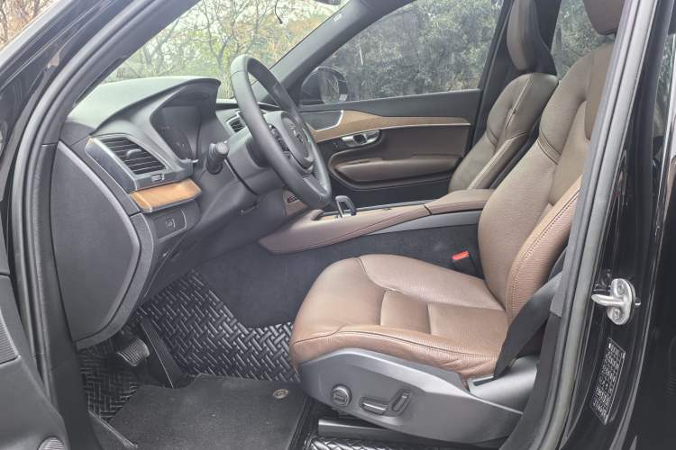 Used Volvo XC90 2023 B5 SmartDrive Luxury Edition 5 Seats Interior 13