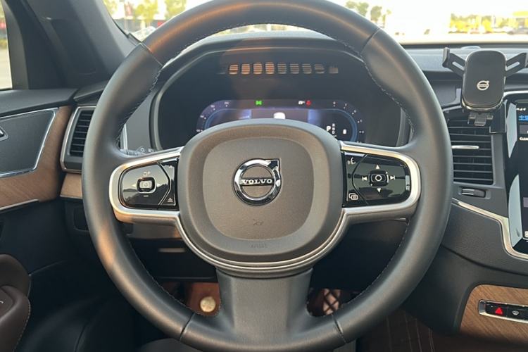 Used Volvo XC90 2023 B5 SmartDrive Luxury Edition 5 Seats Interior 3
