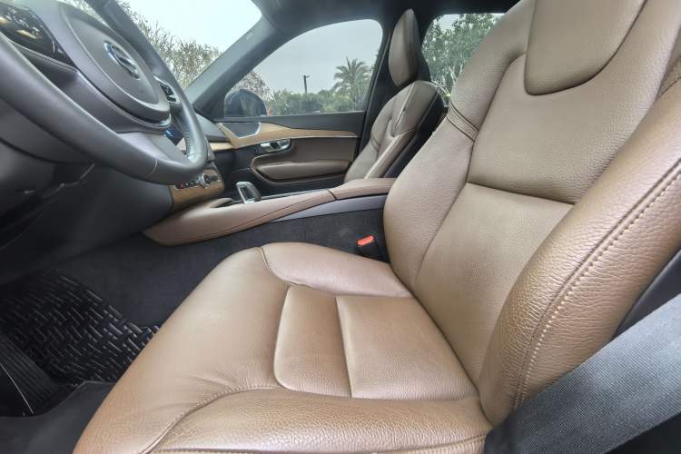 Used Volvo XC90 2023 B5 SmartDrive Luxury Edition 5 Seats Interior 9