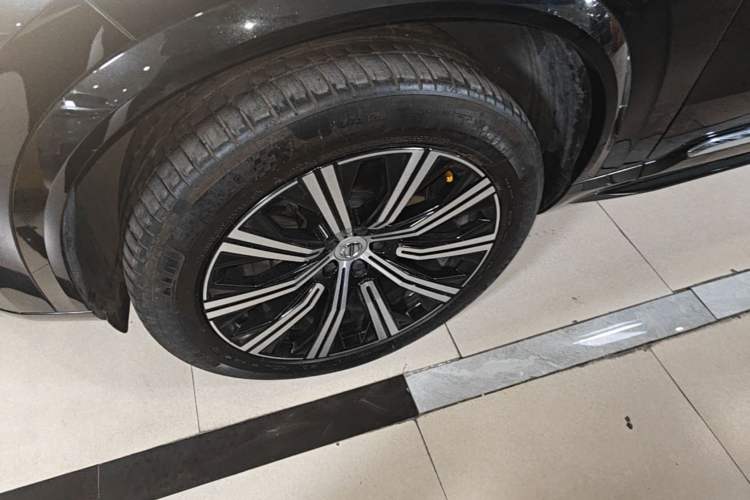 Used Volvo XC90 2023 B5 SmartDrive Luxury Edition 5 Seats Left Front Wheel Hub
