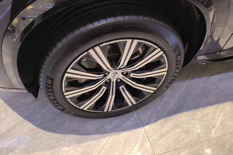 Used Volvo XC90 2023 B5 SmartDrive Luxury Edition 7 Seats Left Front Wheel Hub