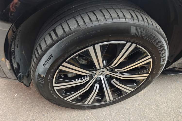 Used Volvo XC90 2023 B5 SmartDrive Luxury Edition 7 Seats Left Front Wheel Hub