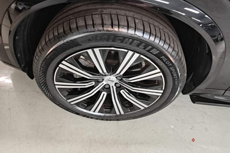 Used Volvo XC90 2023 B5 SmartDrive Luxury Edition 7 Seats Left Front Wheel Hub