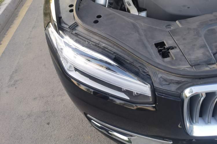 Used Volvo XC90 2023 B5 SmartDrive Luxury Edition 5 Seats Right Front Headlight