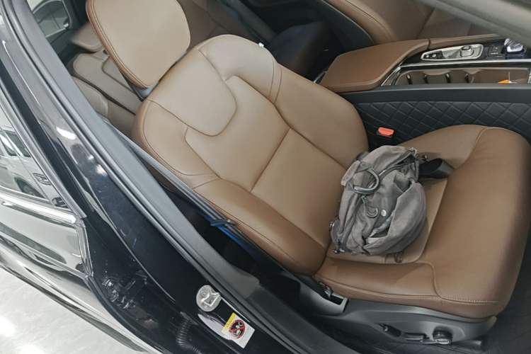 Used Volvo XC90 2023 B5 SmartDrive Luxury Edition 5 Seats Right Front Seat
