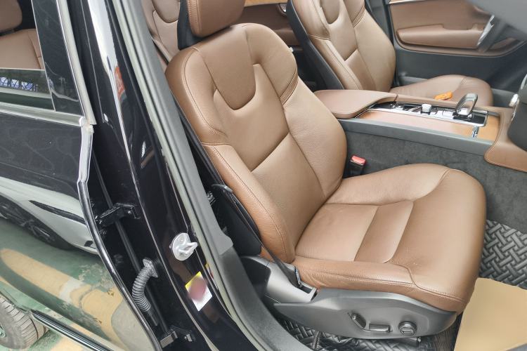 Used Volvo XC90 2023 B5 SmartDrive Luxury Edition 5 Seats Right Front Seat