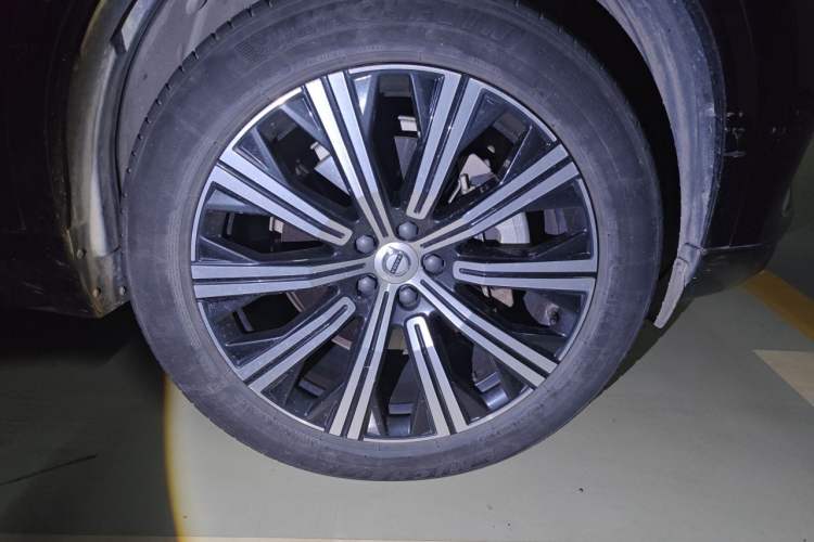 Used Volvo XC90 2023 B5 SmartDrive Luxury Edition 5 Seats Right Front Wheel Hub
