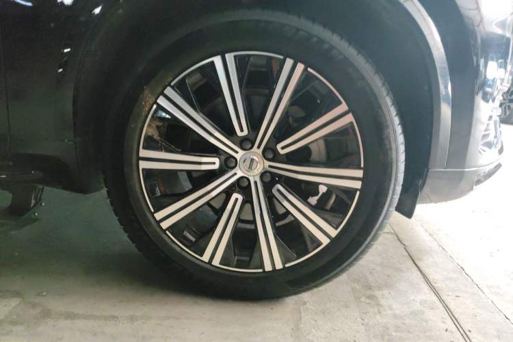 Used Volvo XC90 2023 B5 SmartDrive Luxury Edition 5 Seats Right Front Wheel Hub
