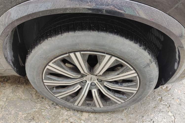 Used Volvo XC90 2023 B5 SmartDrive Luxury Edition 5 Seats Right Front Wheel Hub