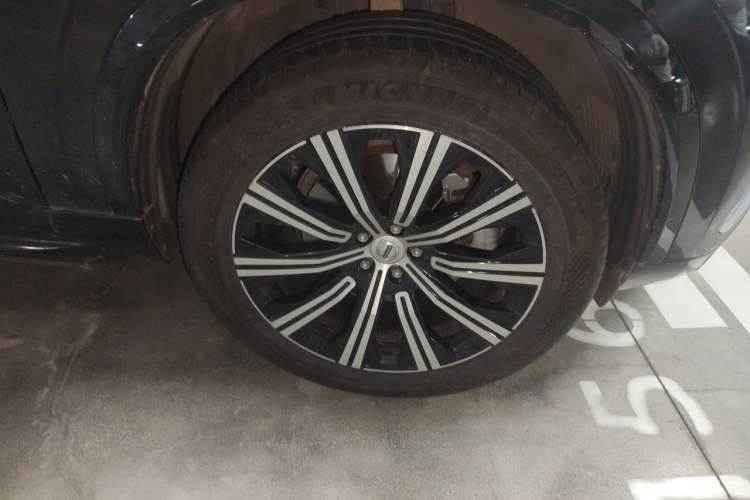 Used Volvo XC90 2023 B5 SmartDrive Luxury Edition 5 Seats Right Front Wheel Hub