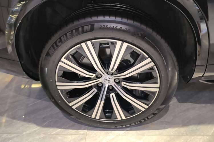 Used Volvo XC90 2023 B5 SmartDrive Luxury Edition 7 Seats Right Rear Wheel Hub