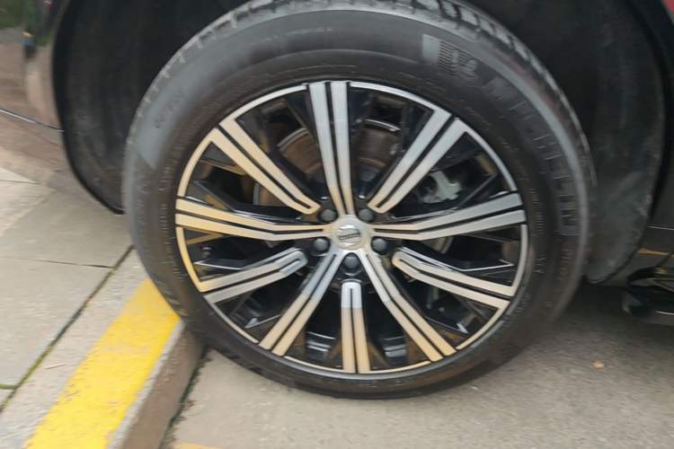Used Volvo XC90 2023 B5 SmartDrive Luxury Edition 7 Seats Right Rear Wheel Hub