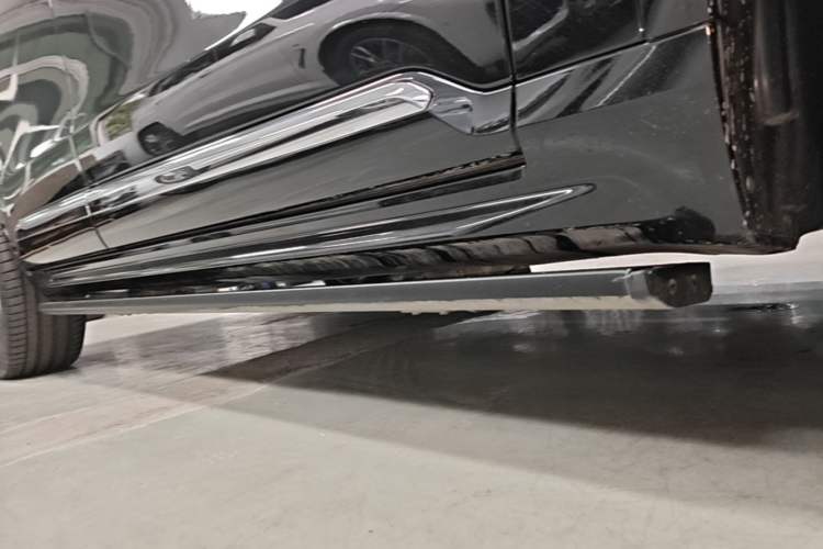 Used Volvo XC90 2023 B5 SmartDrive Luxury Edition 7 Seats Right Side Sill