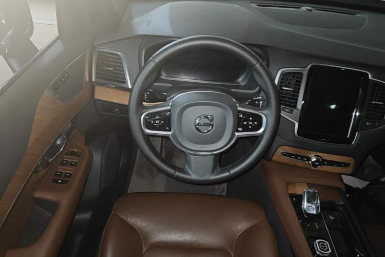 Used Volvo XC90 2023 B5 SmartDrive Luxury Edition 5 Seats Steering Wheel