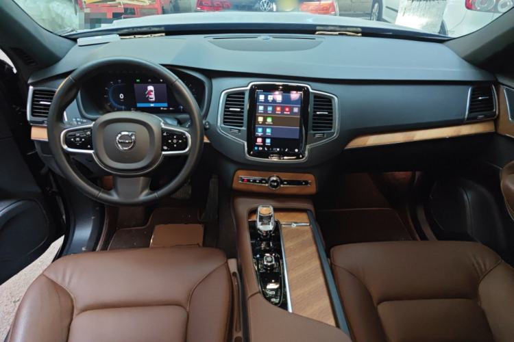 Used Volvo XC90 2023 B5 SmartDrive Luxury Edition 5 Seats Center Console