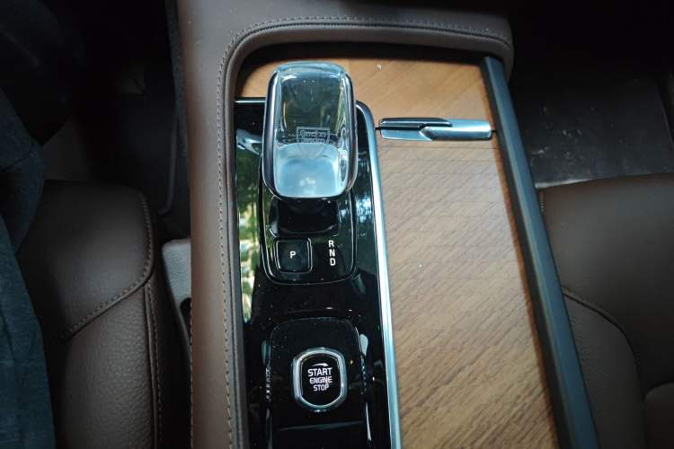 Used Volvo XC90 2023 B5 SmartDrive Luxury Edition 5 Seats Gear Lever