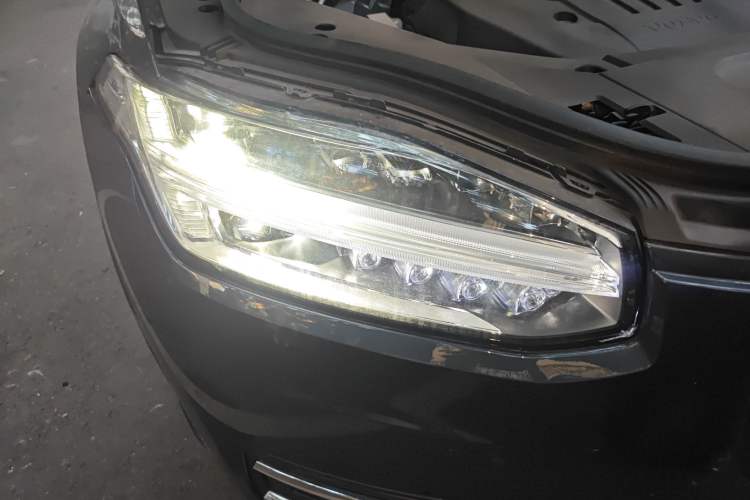 Used Volvo XC90 2023 B5 SmartDrive Luxury Edition 5 Seats Right Front Headlight