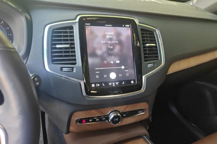 Used Volvo XC90 2023 B5 SmartDrive Luxury Edition 5 Seats Audio And AC Panel