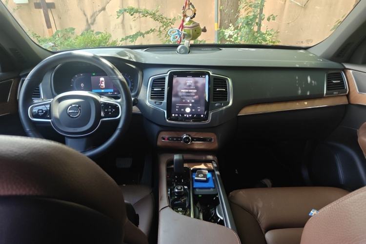 Used Volvo XC90 2023 B5 SmartDrive Luxury Edition 5 Seats Center Console