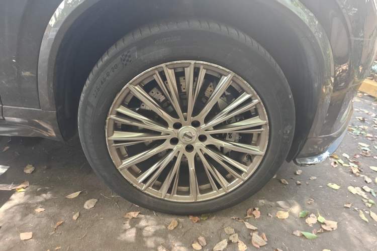 Used Volvo XC90 2023 B5 SmartDrive Luxury Edition 5 Seats Right Front Wheel Hub
