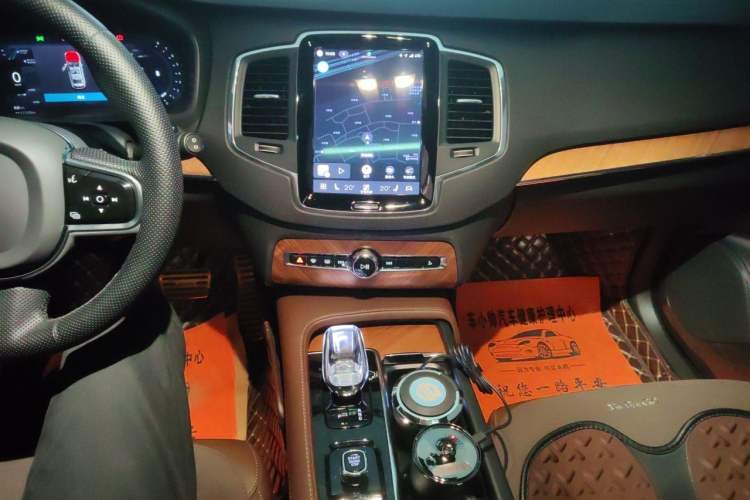 Used Volvo XC90 2023 B5 SmartDrive Luxury Edition 5 Seats Audio And AC Panel