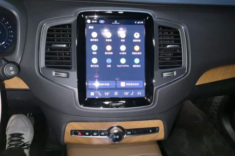 Used Volvo XC90 2023 B5 SmartDrive Luxury Edition 5 Seats Audio And AC Panel
